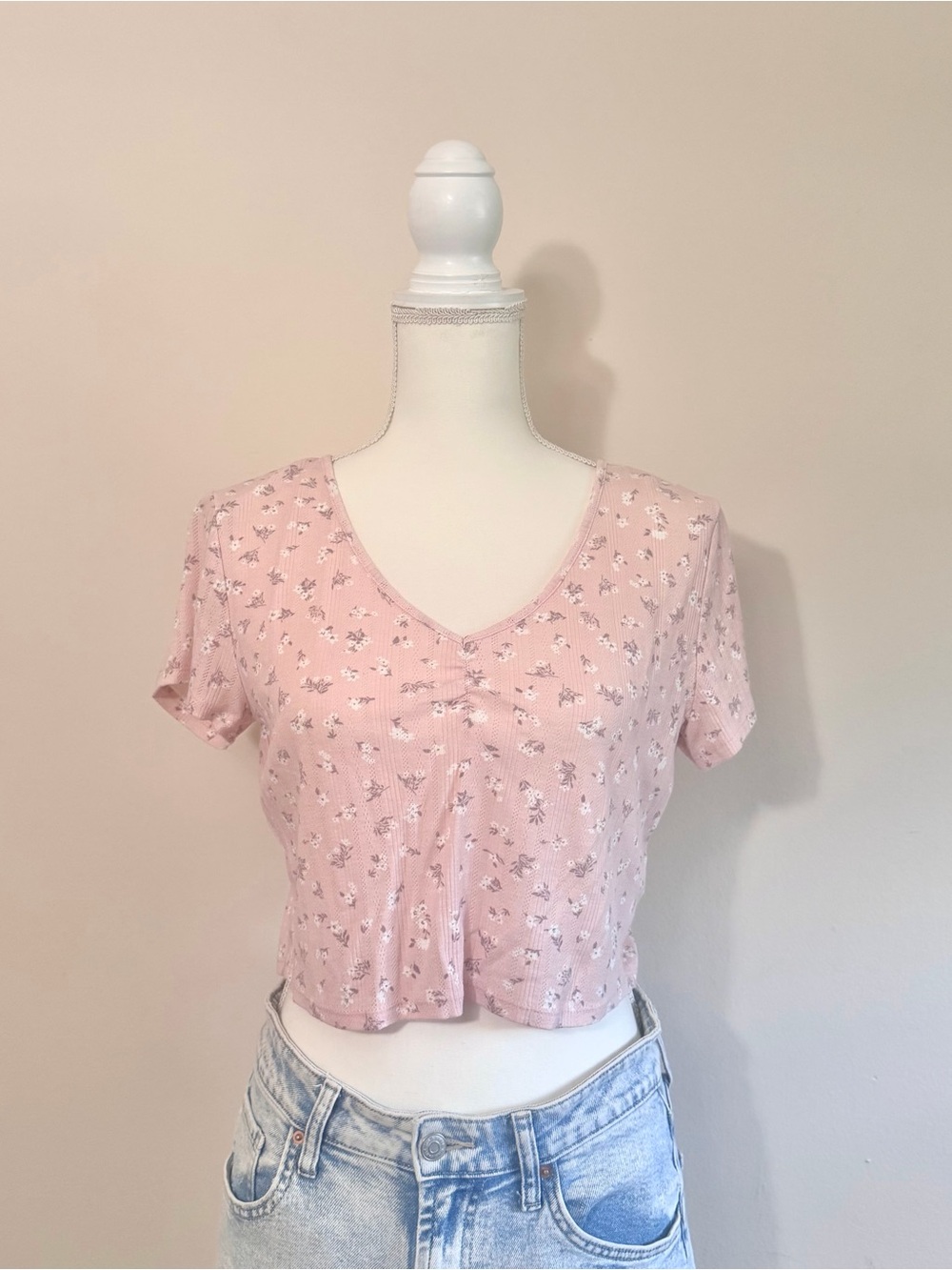 SO Women's Pink Floral V-Neck Cropped Tee Ribbed Girly Dainty Top Size Large